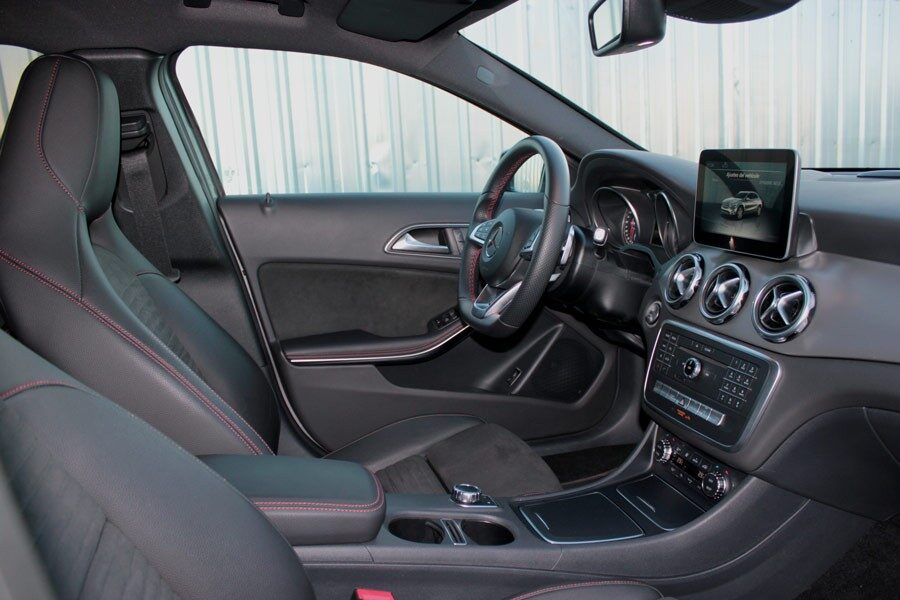 El interior de esta unidad incorpora asientos semibaquets muy deportivos y bastante cómodos.