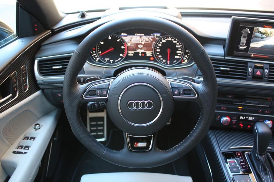 La piel del volante tiene un tacto exquisito.