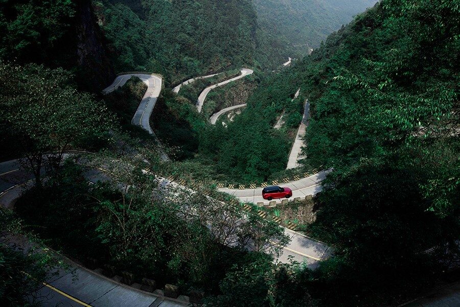 Antes de la impresionante escalinata, 99 curvas en una de las carreteras más duras del mundo.