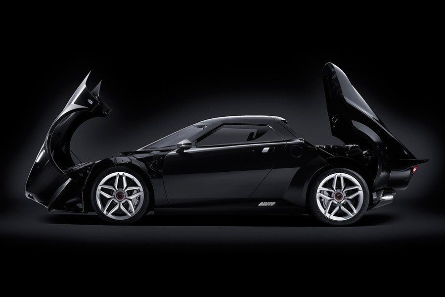 Dentro de esta escultura se oculta un Ferrari F430 Scuderia.