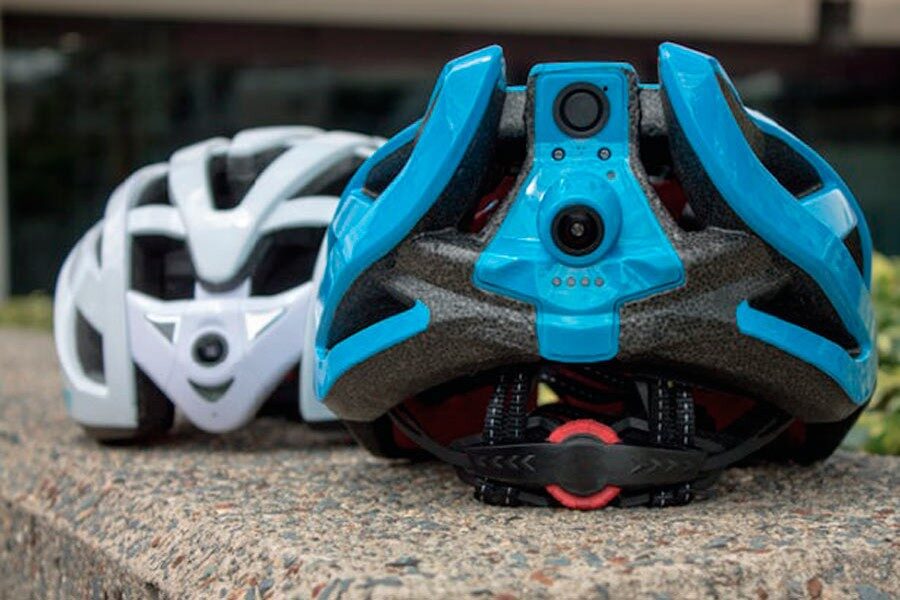 Cyclevisión ha inventado el casco que trasmite al móvil a tiempo real lo que los ciclistas tienen a sus espaldas mediante una cámara.