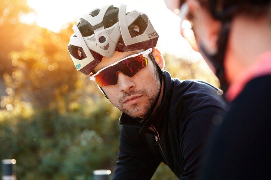 Cyclevisión ha inventado el casco que trasmite al móvil a tiempo real lo que los ciclistas tienen a sus espaldas mediante una cámara.