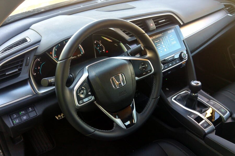 El interior del Honda Civic ha perdido el aspecto futurista de los modelos precedentes.