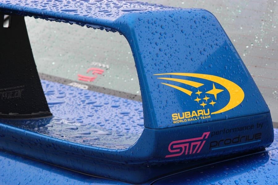 Las pegatinas de Subaru comparten protagonismo con los recuerdos al piloto más grande que ha pasado por la Fórmula 1, Ayrton Senna, en este WRX STI.