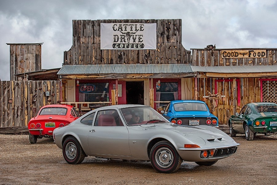 Las líneas del Opel GT recuerdan a las del Corvette C3.