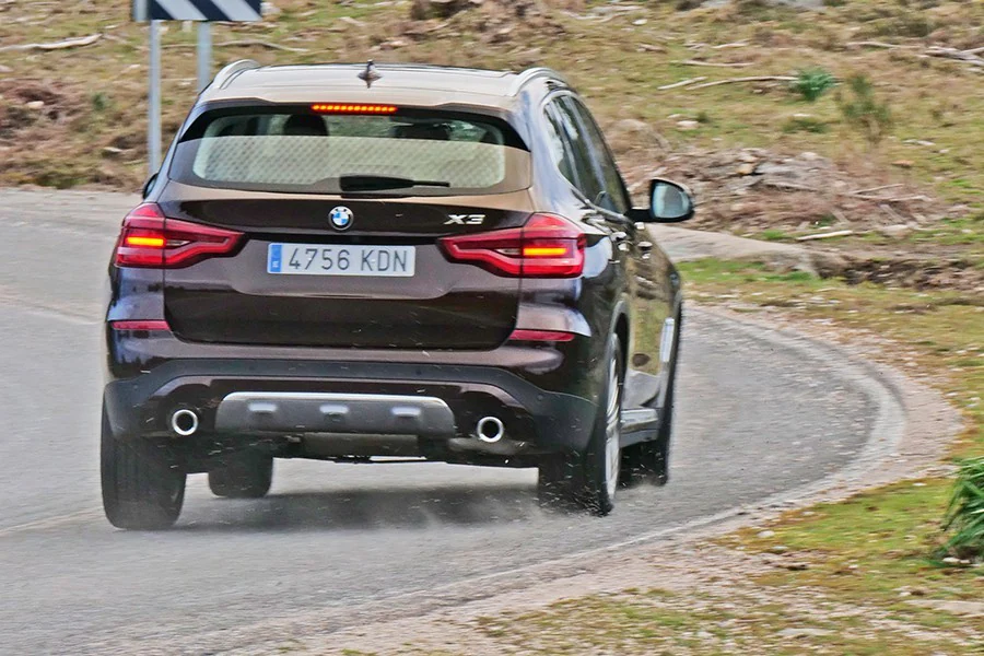 El BMW X3 ha mejorado mucho su comportamiento en carretera.