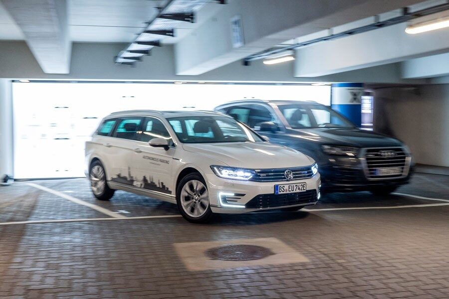 Volkswagen aparcamiento autónomo en el aeropuerto de Hamburgo.