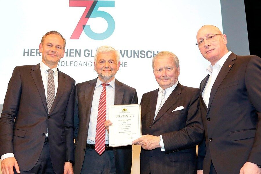 De izquierda a derecha: Oliver Blume, Wolfgang Reimer, Dr. Wolfgang Porsche y Uwe Hück posan junto al acta de creación de la Fundación Ferry Porsche.