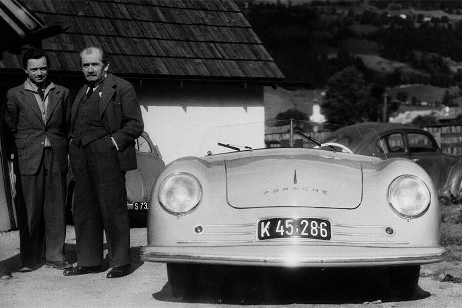 Ferry Porsche y su padre Ferdinand posan junto al primer coche en llevar su apellido.