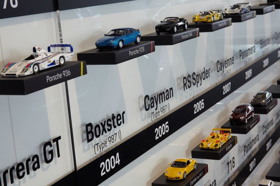 Un time line recorre los hitos más importantes de la historia de Porsche con maquetas de cada modelo emblemático.