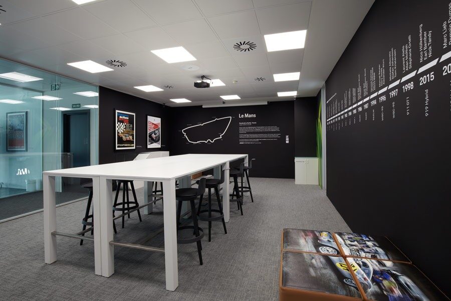 La sede de Porsche Ibérica está dividida en despachos y salas de reuniones como esta, dedicada a la exitosa historia de Porsche en Le Mans.