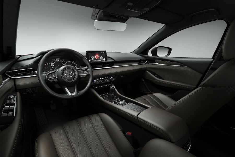 El interior del Mazda6 2018 es de más calidad.