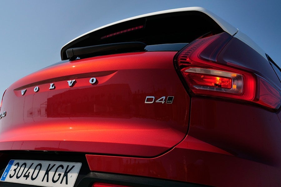 El motor D4 rinde 190 CV y siempre va asociado a la caja de cambios de 8 marchas automática con tracción total.