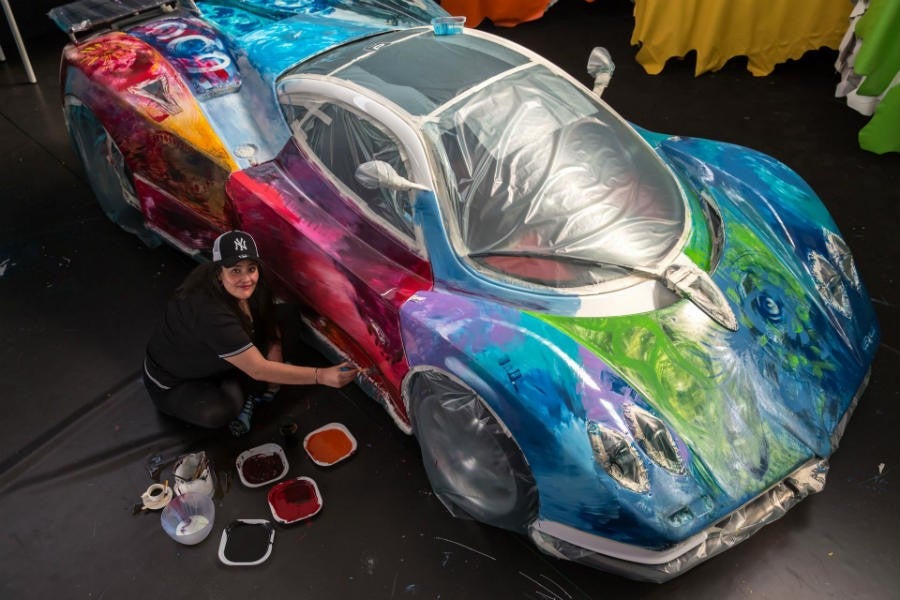 La pintora saudí tardó cuatro días en pintar el coche
