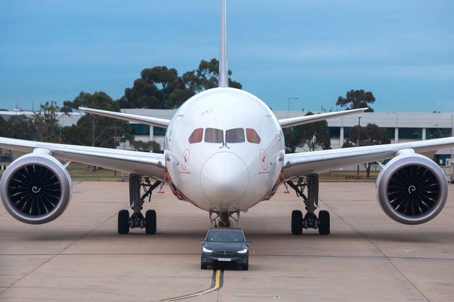 Récord de Tesla moviendo un avión.