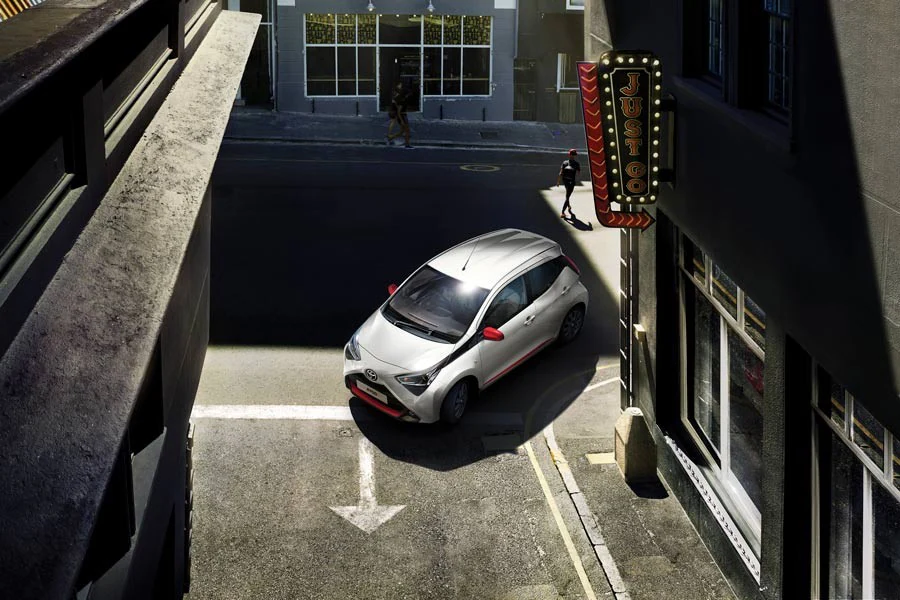 El Toyota Aygo se desenvuelve de cine por el centro urbano.