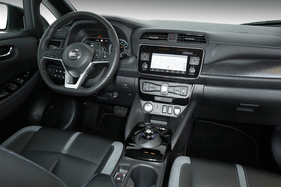 El interior del Nissan Leaf de nueva generación guarda bastante parecido con el anterior, pero tiene un aspecto algo más moderno.