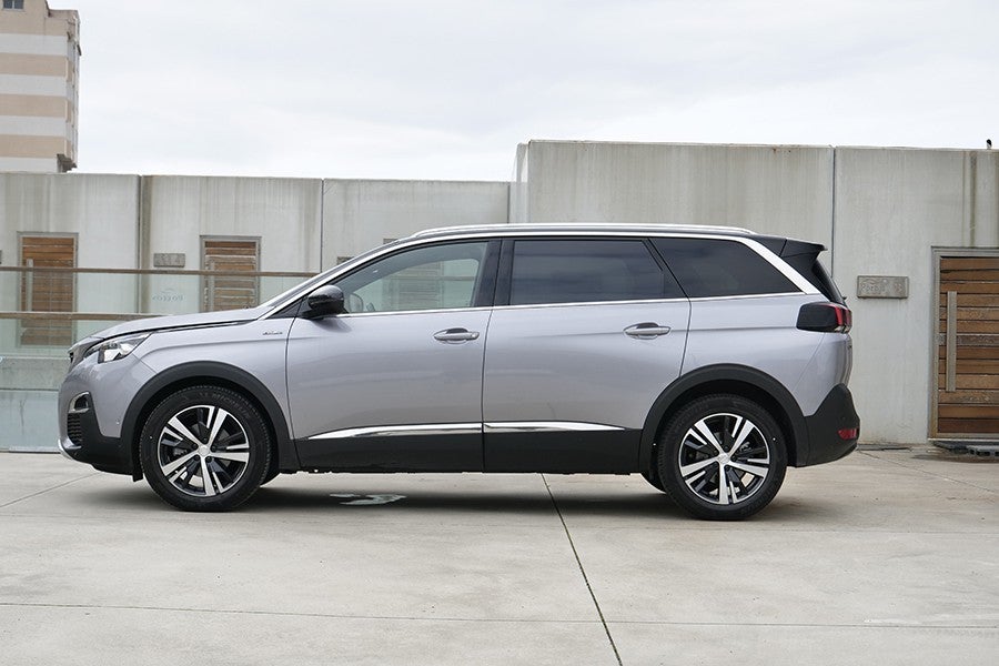 El 5008 tiene una línea de 4×4 que disimula muy bien su verdadera condición de monovolumen familiar.