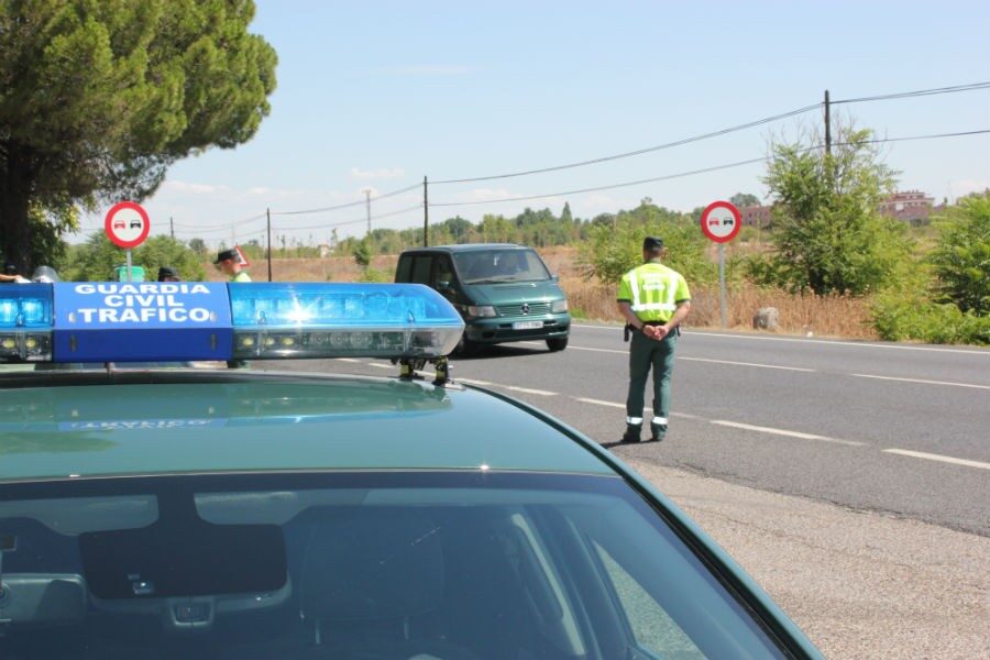 La Guardia Civil refuerza la presencia en las carreteras para una mayor concienciación de los conductores