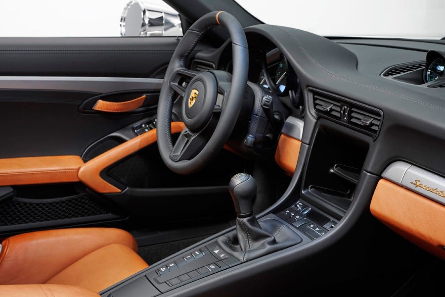 El interior del Porsche 911 Speedster Concept no cuenta con climatización ni sistema de infotainment.