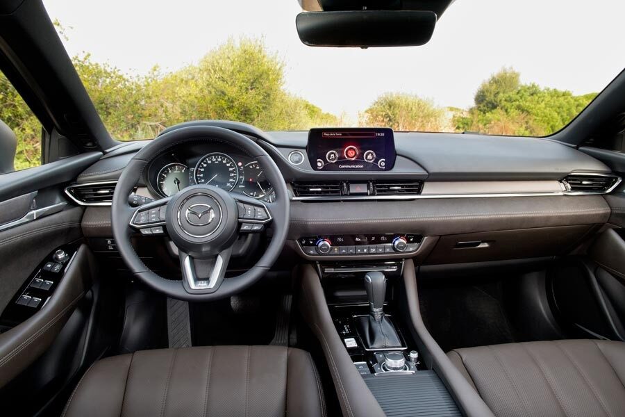 El interior del Mazda6 2018 tansmite mayor sensaciñon de calidad.