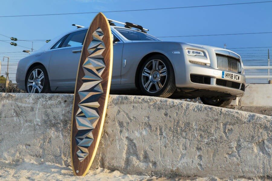La tabla de surf tiene acabados en oro de 24 quilates