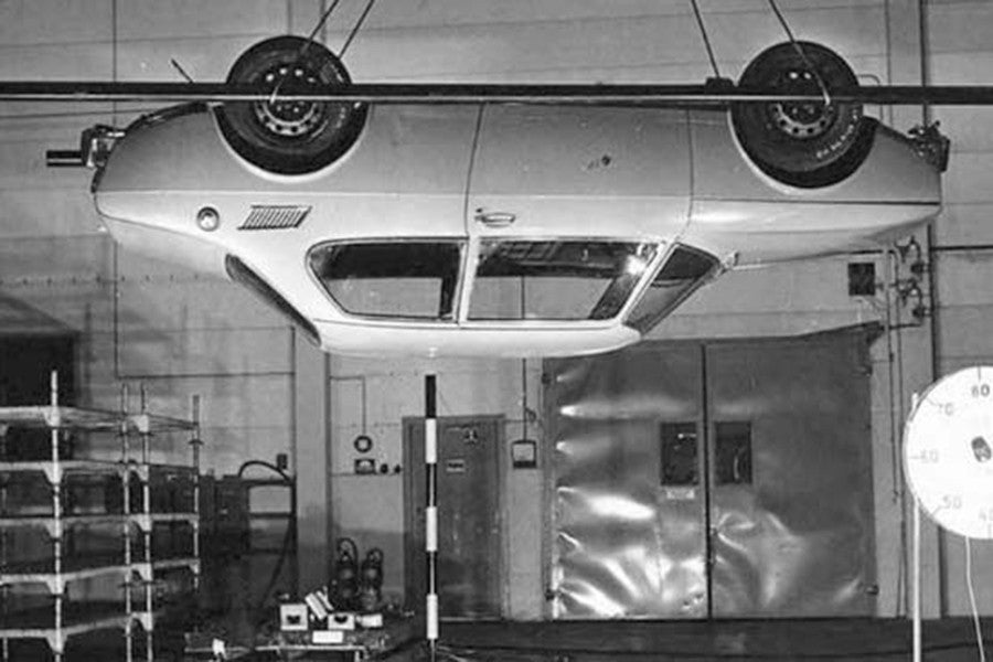 Lanzado desde esta altura, el habitáculo del Saab 99 apenas se deforma.