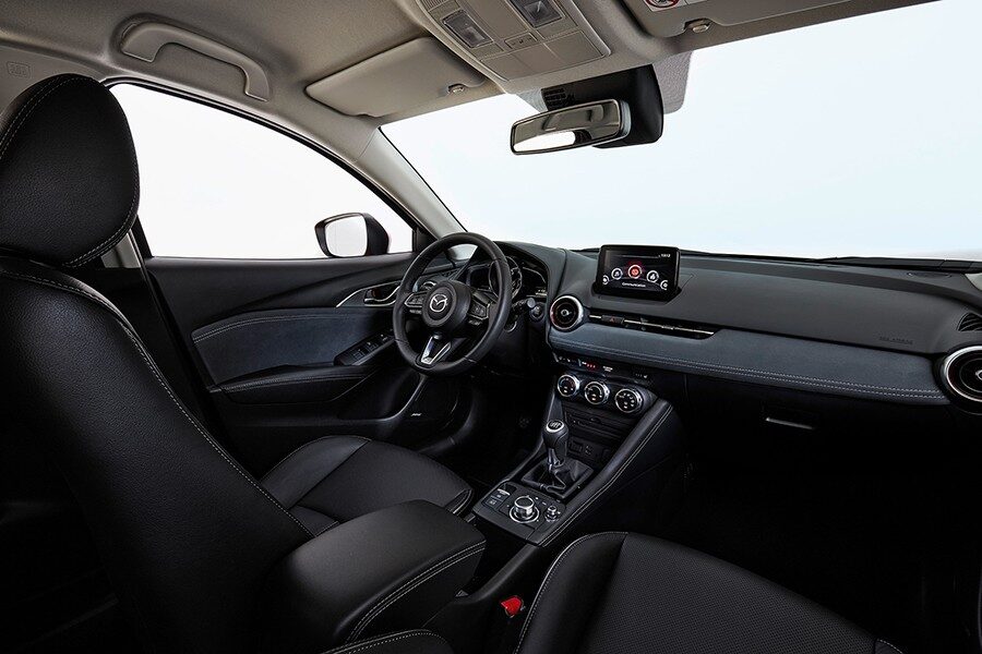 El Mazda CX-3 2019 ofrece tres ambientes interiores: asientos de piel blanco, de semipiel negra y de tela negra.