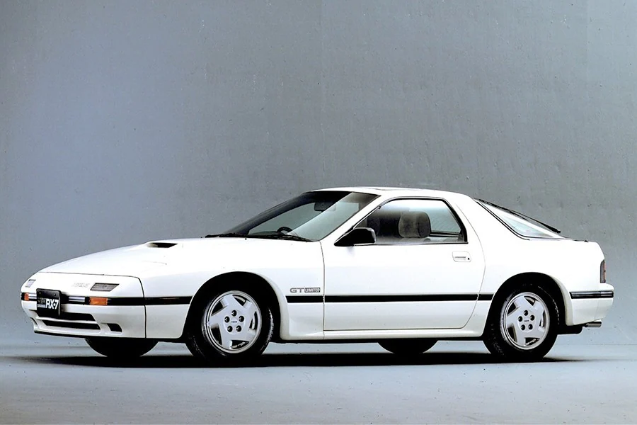 La segunda generación del Mazda RX-7 recordaba al modelo de Porsche.