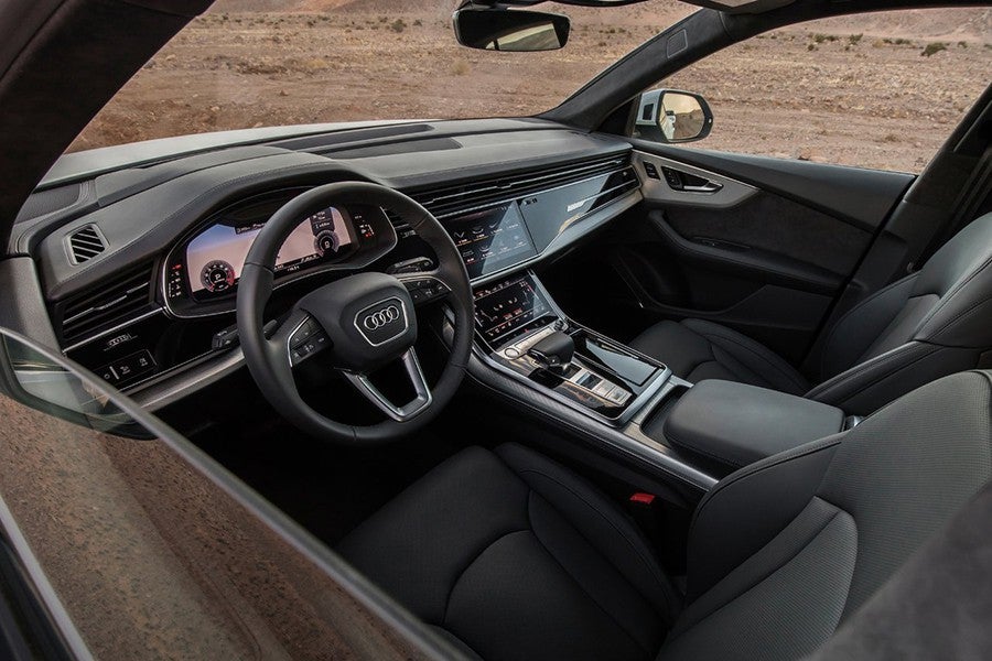 El interior sigue los rasgos presentes en otros modelos como el A7 o el A8.