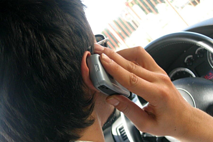 Hablar por el teléfono móvil es una de las causas más frecuentes de distracción al volante