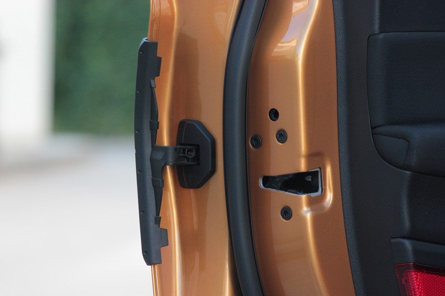 Algunos modelos de Ford, como el Fiesta Active, incorporan una pequeña pieza bastante práctica en la puerta para no dar al coche de al lado cuando abrimos.