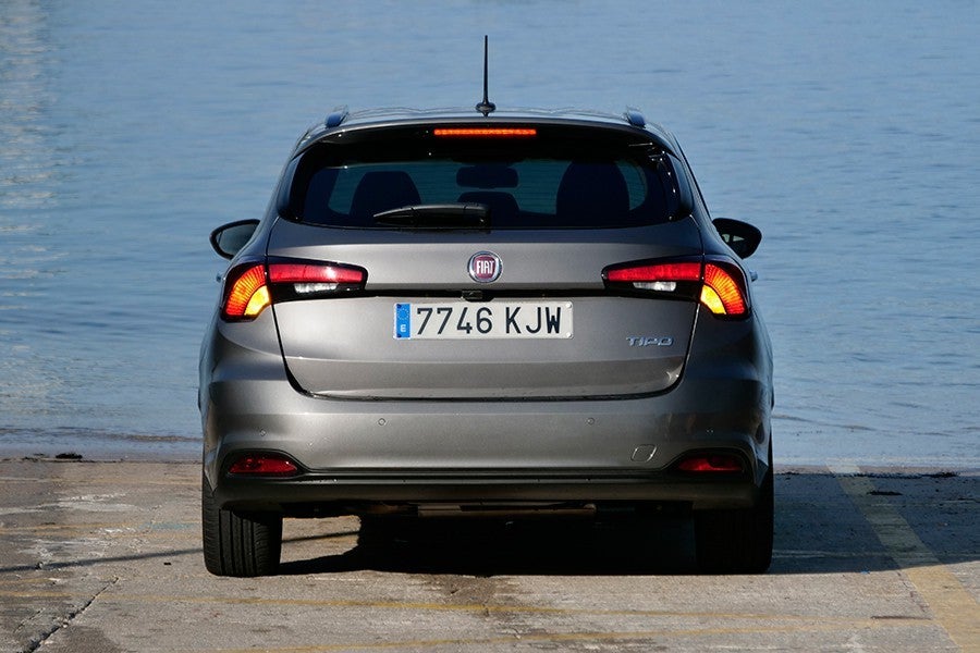 El diseño de la carrocería familiar del Fiat Tipo está bien conseguido y es práctico.