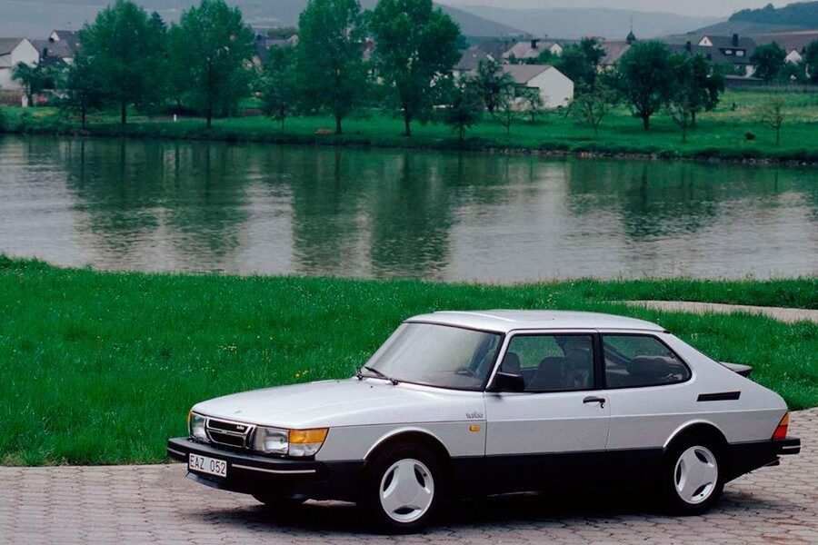 El Saab 900 Turbo 16S, conocido mundialmente como Saab 900 SPG fue un deportivo atípico.