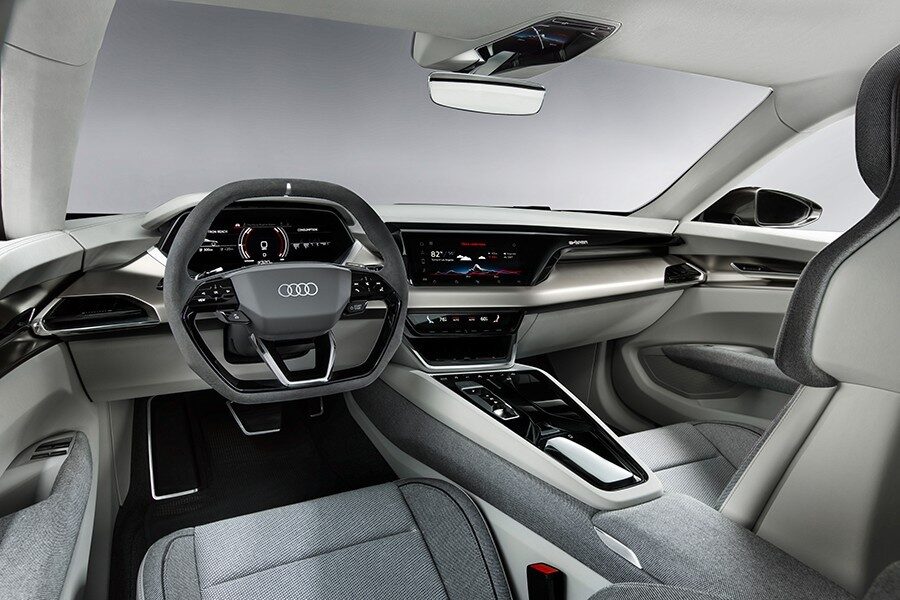 El interior es más espacioso de lo que uno espera de un coche de estilo coupé.