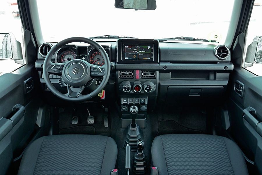 El interior del Suzuki Jimny también tira de nostalgia para ganar atractivo.