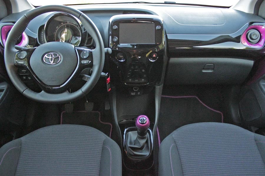 El interior del Aygo resulta llamativo con algunos detalles del mismo color que la carrocería.