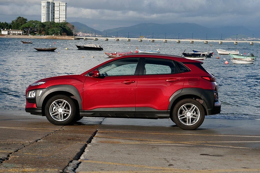 El Hyundai Kona busca parecer un SUV con generosas molduras de plástico.