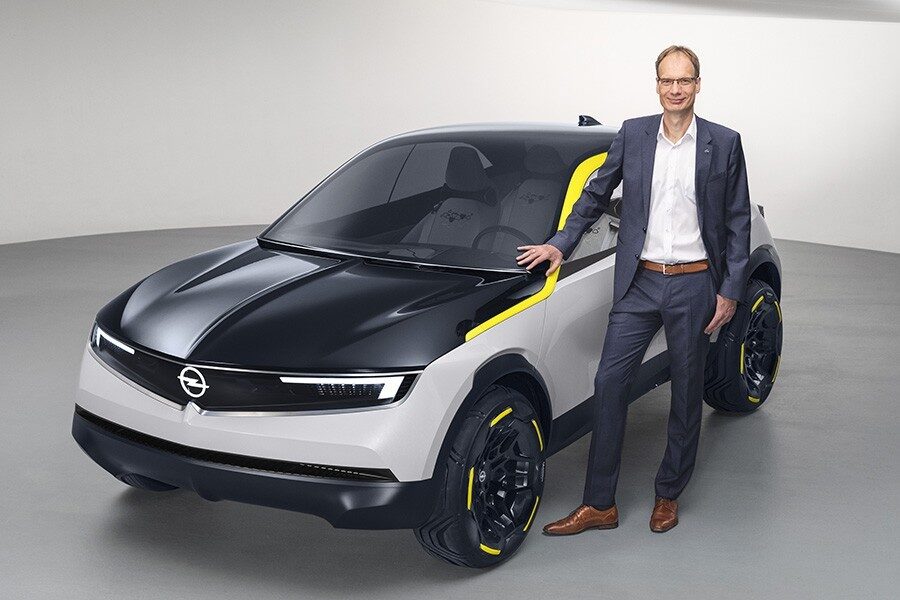 El presidente de Opel, Michael Lohscheller, con el Opel GT X Experimental.