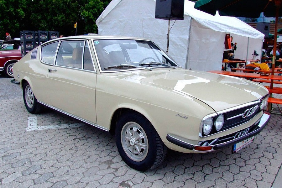 La primera generación del Audi 100 se ofrecía también en carrocería coupé.