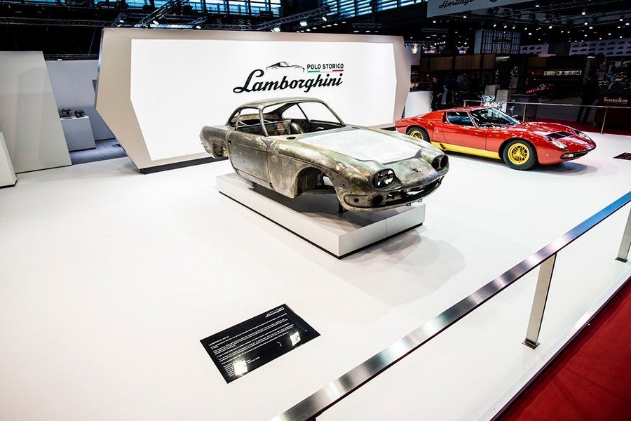 Este Lamborghini 400 GT es el otro gran protagonista, en una fase inicial de restauración.