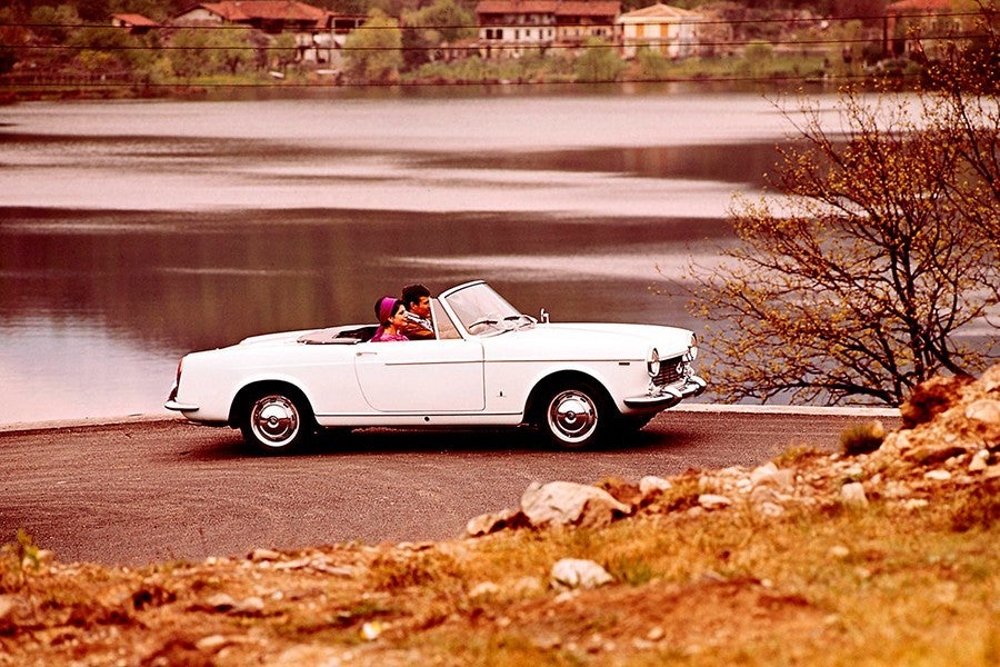 El Fiat 1500 S cabrio tiene unas líneas muy elegantes obra de Pininfarina.