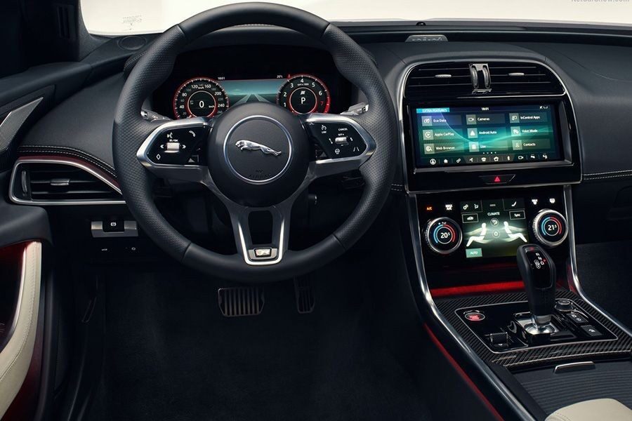 El Jaguar XE 2019 estrena un panel de instrumentos totalmente digital.
