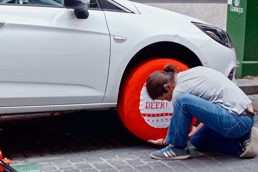 Michelín ha recubierto de lana los neumáticos de varios vehículos estacionados en la calle.