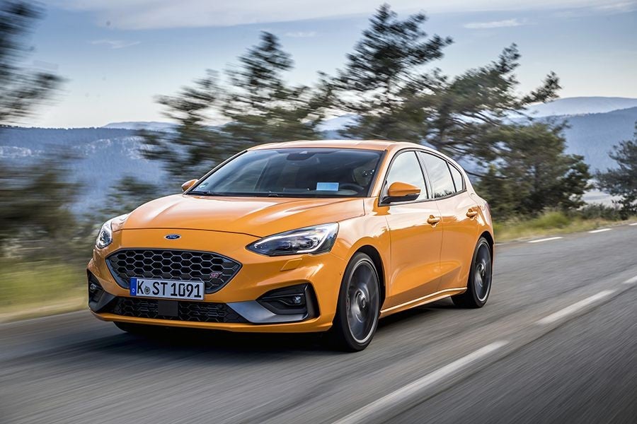 El Ford Focus ST de gasolina acelera de 0 a 100 km/h acelera de 0 a 100 km/h en 5,7 segundos.