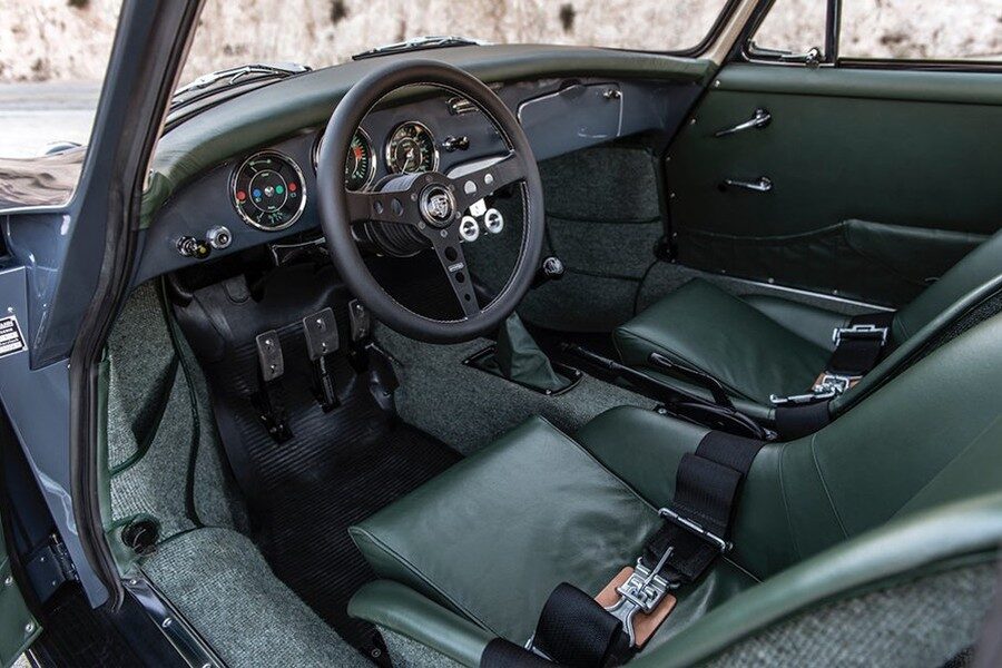 En el interior se ha integrado muy bien la plataforma del 964 Carrera 4.