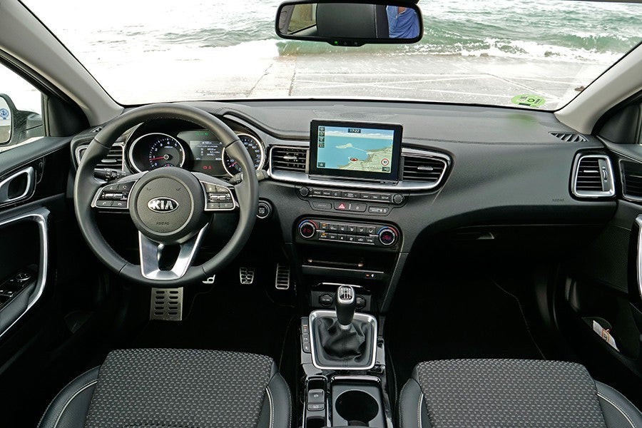 El interior está bien presentado, con buenos materiales y ajustes.
