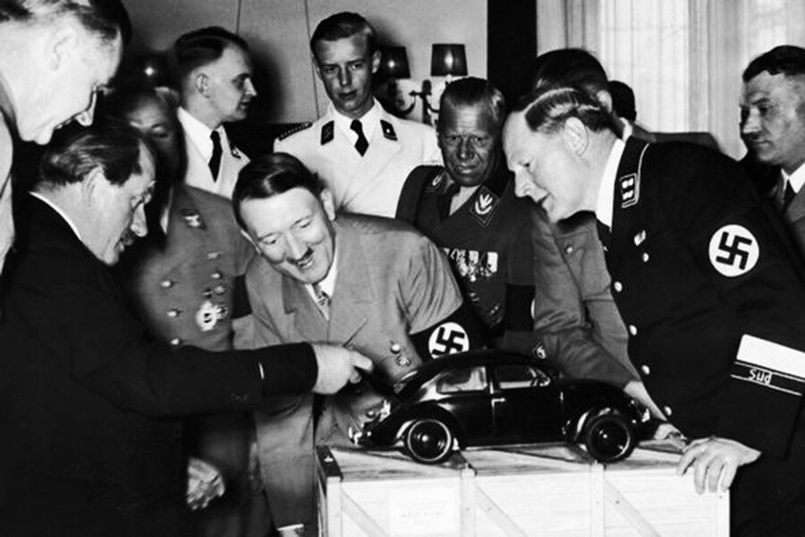 Ferdinand Porsche y Hitler en la presentación del KdF Wagen.