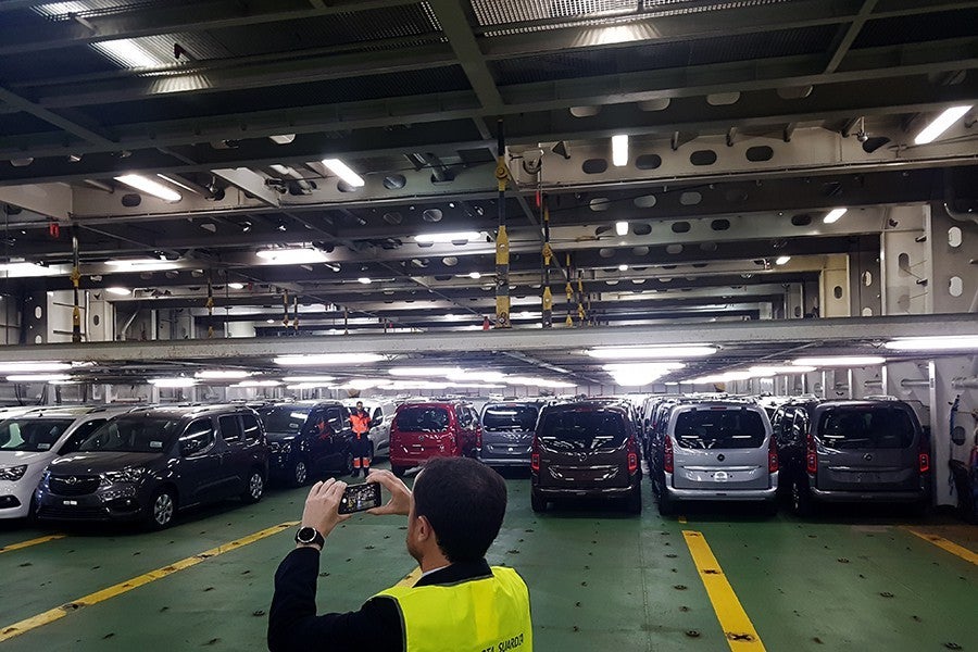 Cerca de 1.000 caben en cada ferry con destino a la exportación.