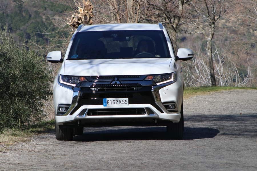 El Outlander es un coche confortable en carretera gracias a una suspensión suave.